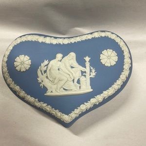 Wedgwood heart shaped vintage box with lid